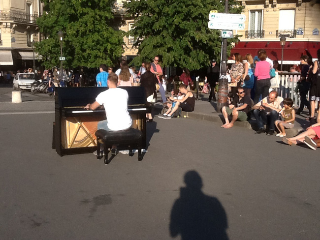 La musica in festa lungo le strade di Parigi – FOTO E VIDEO