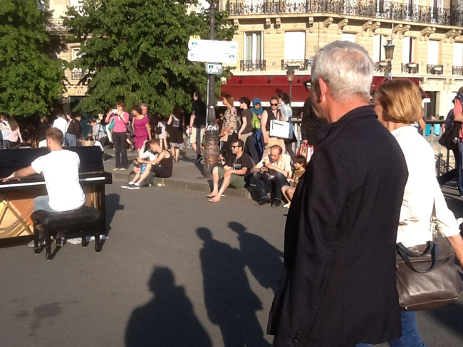 La musica in festa lungo le strade di Parigi – FOTO E VIDEO