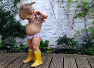 Posta la foto della figlia col pancino in vista. Mamma bannata dal web