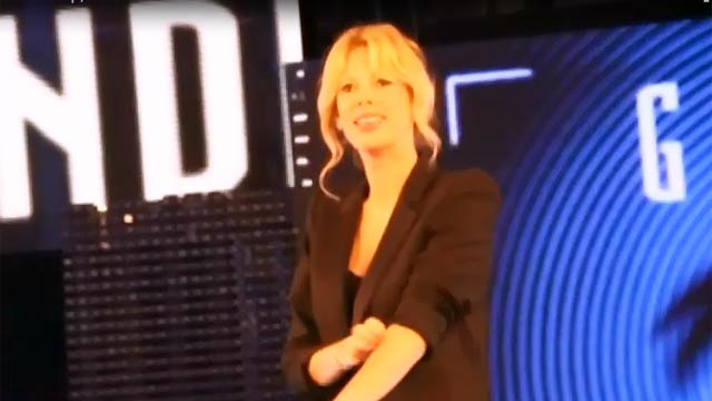 Alessia Marcuzzi esce di seno al Gay Village di Roma