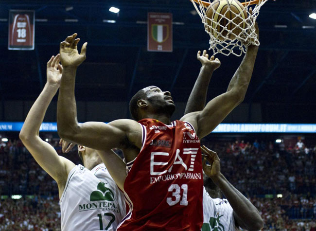 Basket, Milano campione dopo 18 anni. Siena cede a gara 7. Armani ride