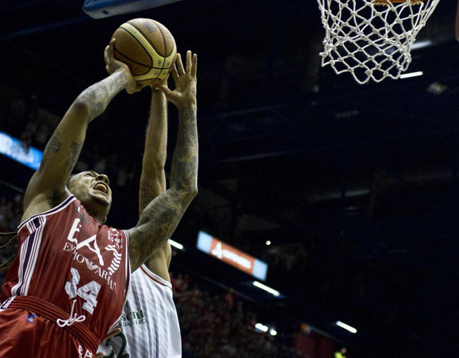 Basket, Milano campione dopo 18 anni. Siena cede a gara 7. Armani ride