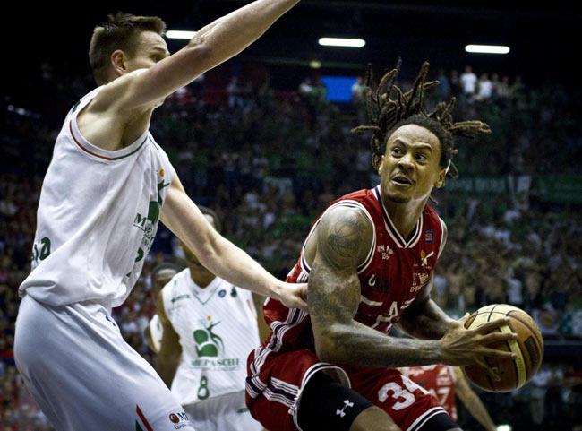 Basket, Milano campione dopo 18 anni. Siena cede a gara 7. Armani ride