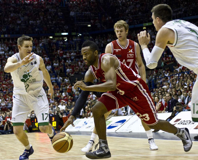 Basket, Milano campione dopo 18 anni. Siena cede a gara 7. Armani ride
