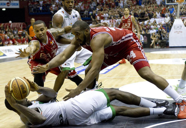 Basket, Milano campione dopo 18 anni. Siena cede a gara 7. Armani ride