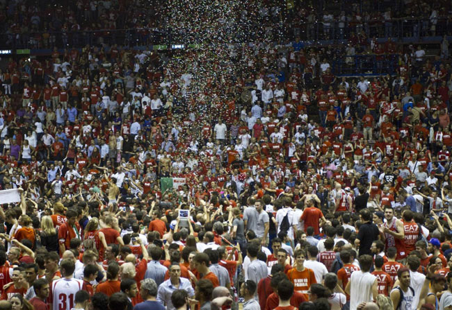 Basket, Milano campione dopo 18 anni. Siena cede a gara 7. Armani ride