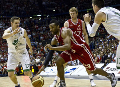 Basket, Milano campione dopo 18 anni. Siena cede a gara 7. Armani ride