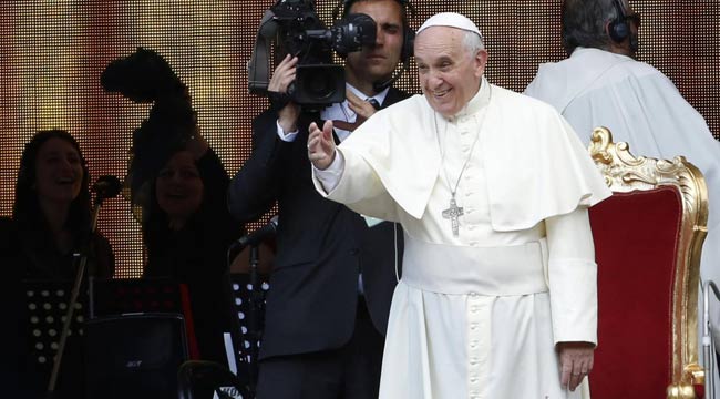 Bergoglio punzecchia Ratzinger: “La fine di un Pontefice è la tomba” Bergoglio punzecchia Ratzinger: “La fine di un Pontefice è la tomba”