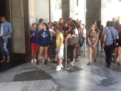 Cominciano i saldi: coda di centinaia di metri ad Abercrombie