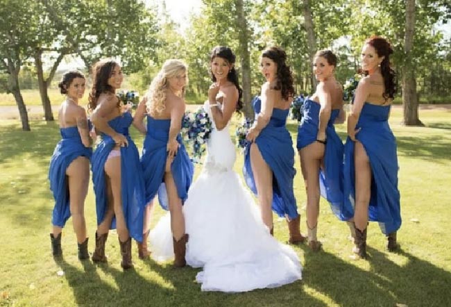 Al matrimonio fa notizia il lato B. Su la gonna: le foto su Twitter Al matrimonio fa notizia il lato B. Su la gonna: le foto su Twitter
