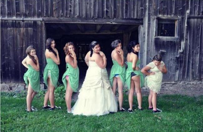 Al matrimonio fa notizia il lato B. Su la gonna: le foto su Twitter Al matrimonio fa notizia il lato B. Su la gonna: le foto su Twitter