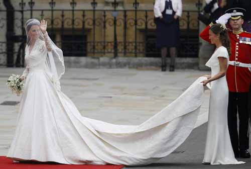 Al matrimonio fa notizia il lato B. Su la gonna: le foto su Twitter Al matrimonio fa notizia il lato B. Su la gonna: le foto su Twitter
