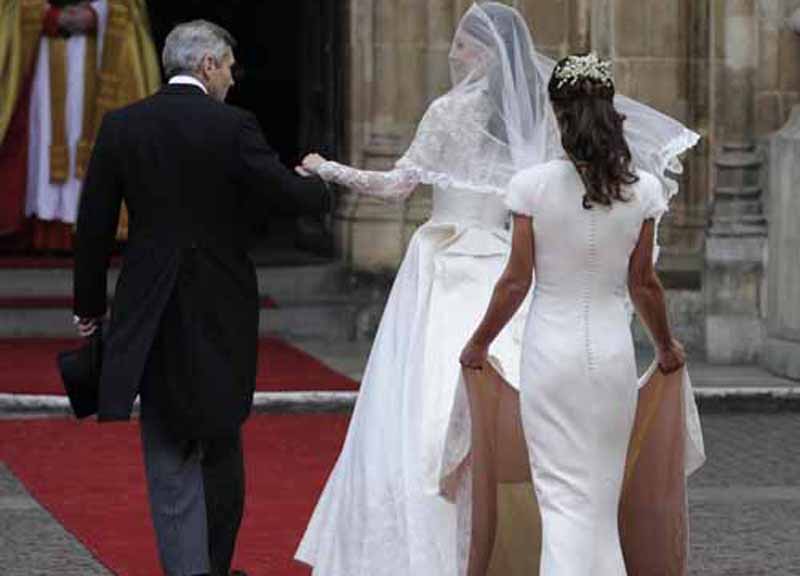 Al matrimonio fa notizia il lato B. Su la gonna: le foto su Twitter Al matrimonio fa notizia il lato B. Su la gonna: le foto su Twitter
