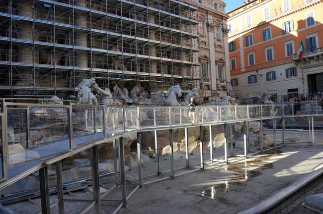 Fontana di Trevi, al via restauro. Le foto Fontana di Trevi, al via restauro. Le foto