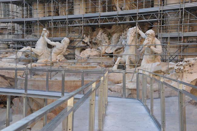 Fontana di Trevi, al via restauro. Le foto Fontana di Trevi, al via restauro. Le foto