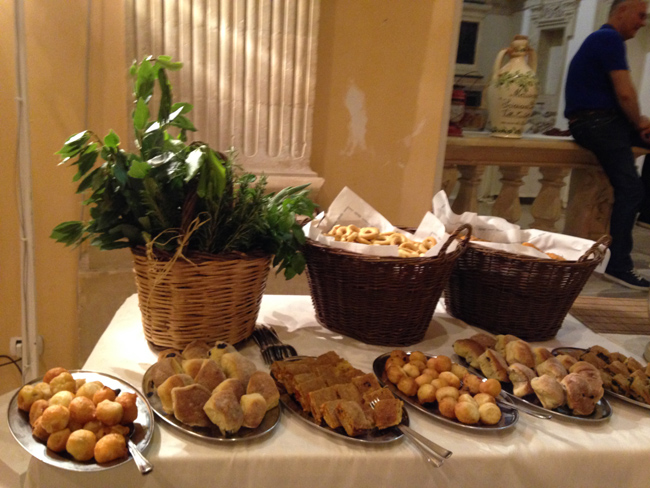 Il Premio Apollonio racconta una Puglia vivace, forte, ricca di eccellenze: Renzo Arbore, ospiti d’eccezione ed enogastronomia di qualità con le Masserie didattiche