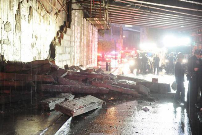 Usa, violento temporale su Ny. Crolla facciata del ponte di Brooklyn