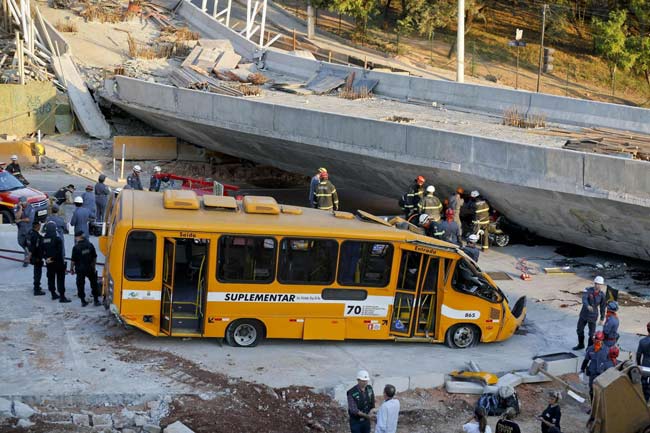 Brasile, crolla un cavalcavia vicino al ritiro dell’Argentina: 2 morti Brasile, crolla un cavalcavia vicino al ritiro dell’Argentina: 2 morti