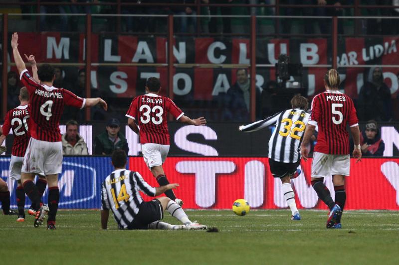 Rivoluzione nel calcio: moviola in campo anche con il fuorigioco Rivoluzione nel calcio: moviola in campo anche con il fuorigioco