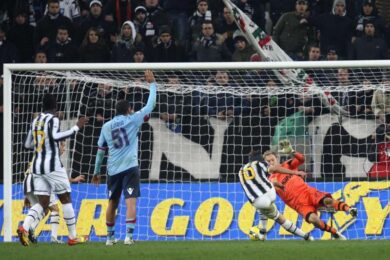 Rivoluzione nel calcio: moviola in campo anche con il fuorigioco