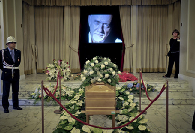 Addio a Giorgio Faletti, i funerali. Foto e video Addio a Giorgio Faletti, i funerali. Foto e video