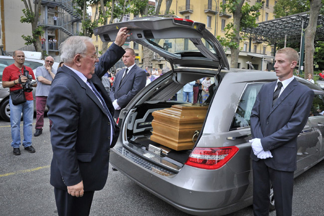 Addio a Giorgio Faletti, i funerali. Foto e video Addio a Giorgio Faletti, i funerali. Foto e video