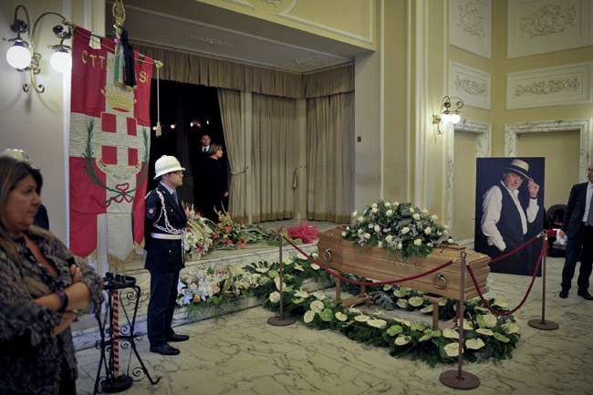 Addio a Giorgio Faletti, i funerali. Foto e video Addio a Giorgio Faletti, i funerali. Foto e video