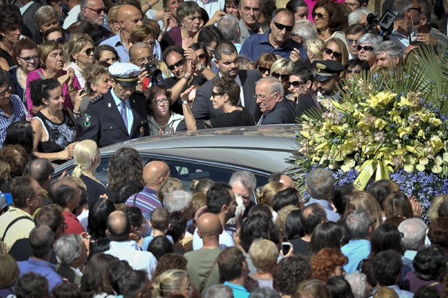 Addio a Giorgio Faletti, i funerali. Foto e video Addio a Giorgio Faletti, i funerali. Foto e video