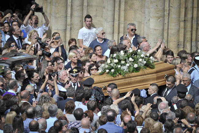 Addio a Giorgio Faletti, i funerali. Foto e video Addio a Giorgio Faletti, i funerali. Foto e video
