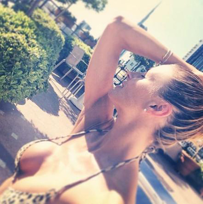 Elena Santarelli e la passione per… gli addominali – FOTO