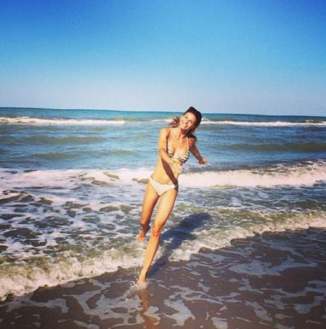 Elena Santarelli e la passione per… gli addominali – FOTO