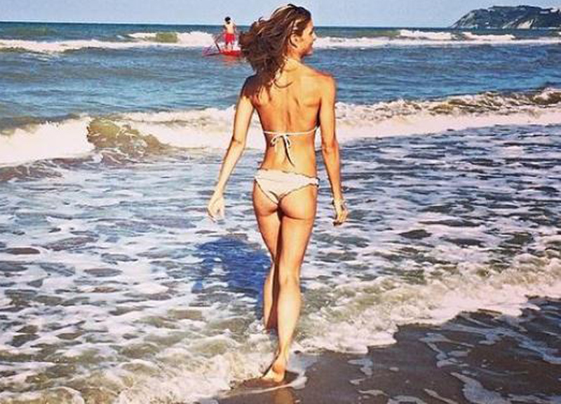 Elena Santarelli e la passione per… gli addominali – FOTO