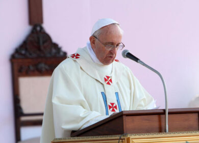 Papa Francesco: “Non poter portare il pane a casa toglie la dignità”