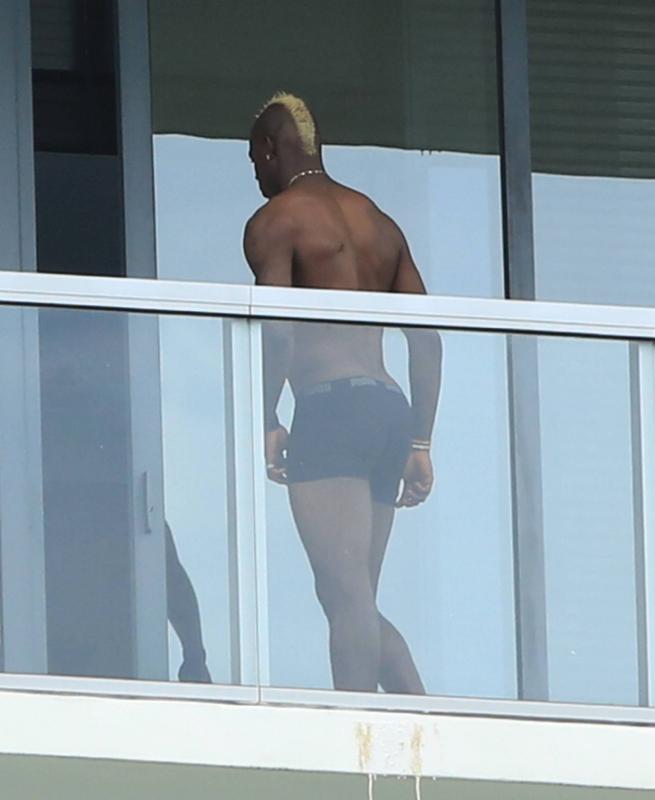 Balotelli si consola con il tanga mondiale di Fanny. E le polemiche sulla sigaretta… Balotelli si consola con il tanga mondiale di Fanny. E le polemiche sulla sigaretta…