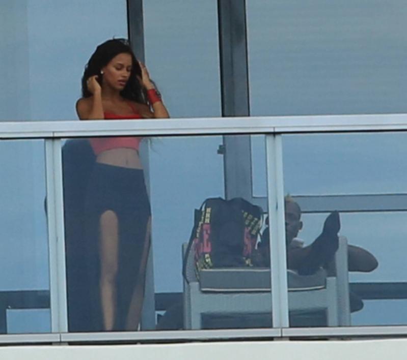 Balotelli si consola con il tanga mondiale di Fanny. E le polemiche sulla sigaretta… Balotelli si consola con il tanga mondiale di Fanny. E le polemiche sulla sigaretta…