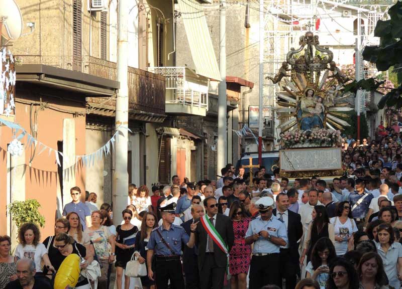 La Madonna ‘si inchina’ al boss. Indagine Dda. Guarda il video dello scandalo La Madonna ‘si inchina’ al boss. Indagine Dda. Guarda il video dello scandalo