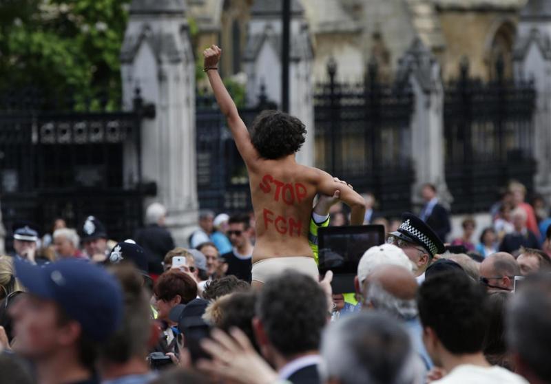 Le Femen irrompono al Tour de France. E’ caos Le Femen irrompono al Tour de France. E’ caos
