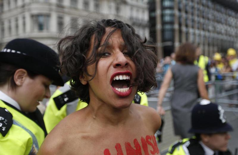 Le Femen irrompono al Tour de France. E’ caos Le Femen irrompono al Tour de France. E’ caos