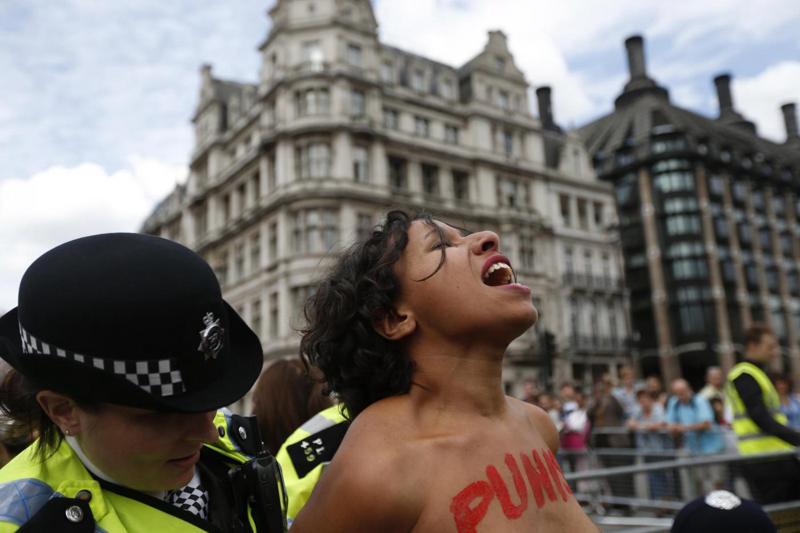 Le Femen irrompono al Tour de France. E’ caos Le Femen irrompono al Tour de France. E’ caos