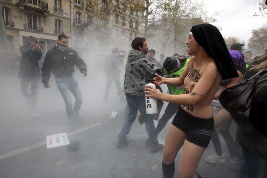 Le Femen irrompono al Tour de France. E’ caos Le Femen irrompono al Tour de France. E’ caos