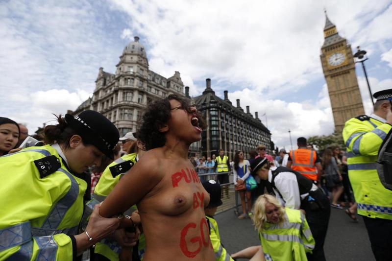 Le Femen irrompono al Tour de France. E’ caos Le Femen irrompono al Tour de France. E’ caos