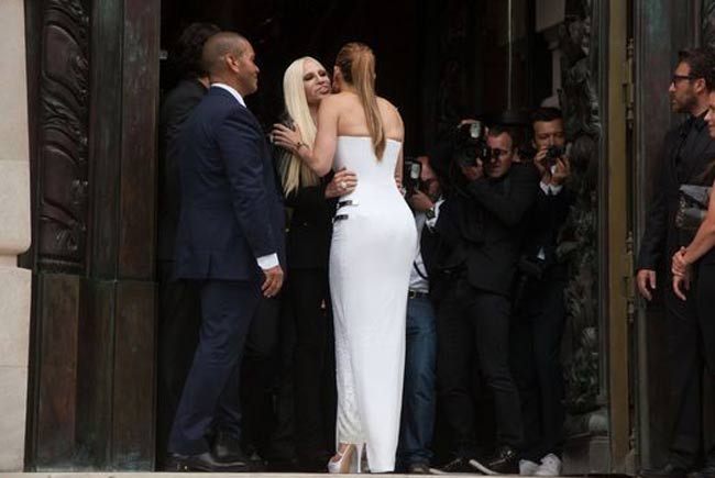 Jennifer Lopez, spacco inguinale da Versace
