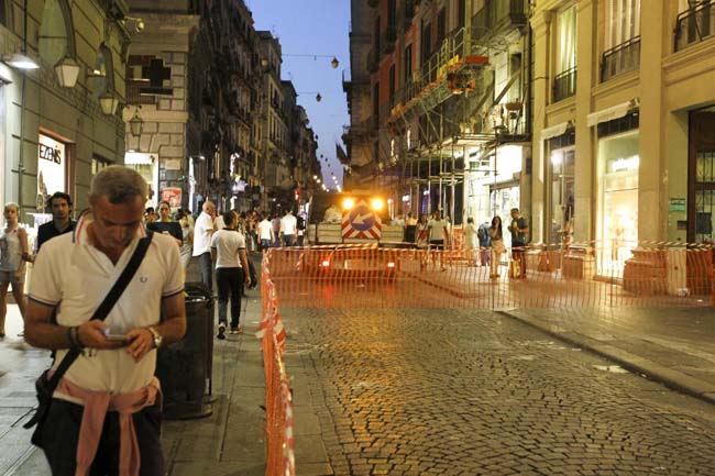 Galleria crollata a Napoli, morto il 14enne colpito dal cornicione Galleria crollata a Napoli, morto il 14enne colpito dal cornicione