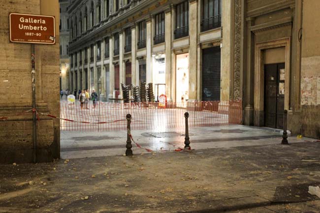 Galleria crollata a Napoli, morto il 14enne colpito dal cornicione Galleria crollata a Napoli, morto il 14enne colpito dal cornicione