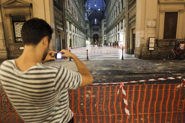 Galleria crollata a Napoli, morto il 14enne colpito dal cornicione Galleria crollata a Napoli, morto il 14enne colpito dal cornicione