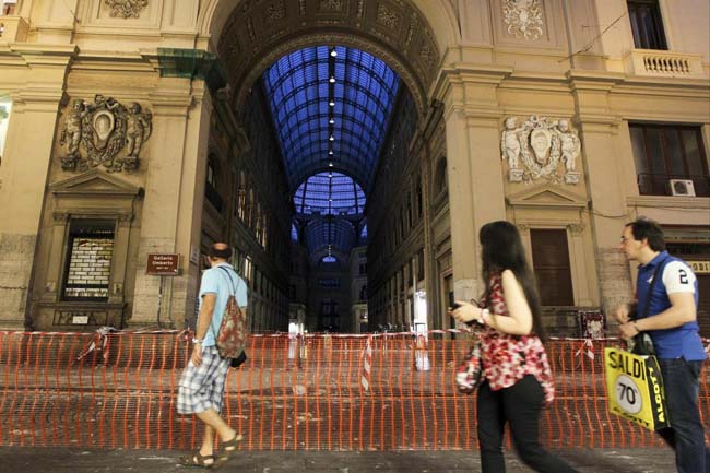 Galleria crollata a Napoli, morto il 14enne colpito dal cornicione Galleria crollata a Napoli, morto il 14enne colpito dal cornicione