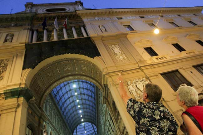 Galleria crollata a Napoli, morto il 14enne colpito dal cornicione Galleria crollata a Napoli, morto il 14enne colpito dal cornicione