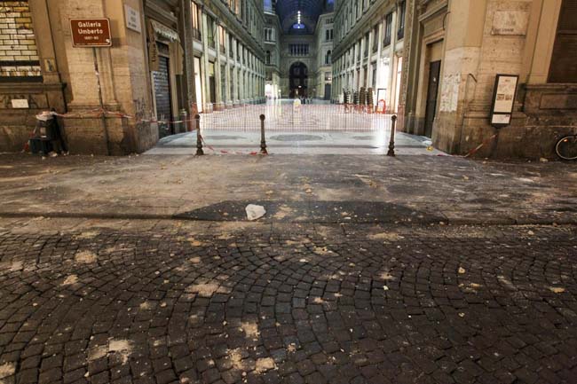 Galleria crollata a Napoli, morto il 14enne colpito dal cornicione Galleria crollata a Napoli, morto il 14enne colpito dal cornicione