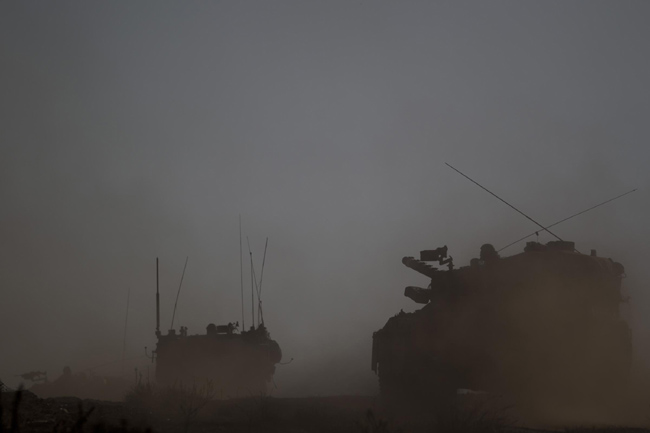 Razzi su Israele, 80 morti a Gaza. Carri armati al confine. Foto