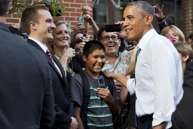 “Vuoi una canna?”. Offerto uno spinello a Obama. Lui rifiuta. Le foto “Vuoi una canna?”. Offerto uno spinello a Obama. Lui rifiuta. Le foto